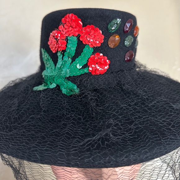 MERRY 1940s' BLACK FELT TILT HAT WITH SEQUIN FLOWER APPLIQUE, JEWELS, FULL VEIL - Picture 2 of 12